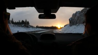 Gün batımında otobanda araba