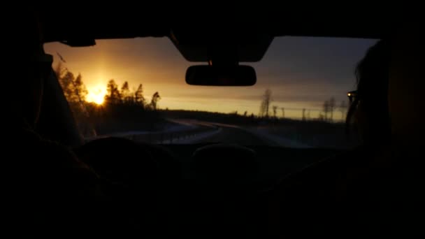 Coche de conducción en la salida del sol, invierno, stedicam shot — Vídeos de Stock