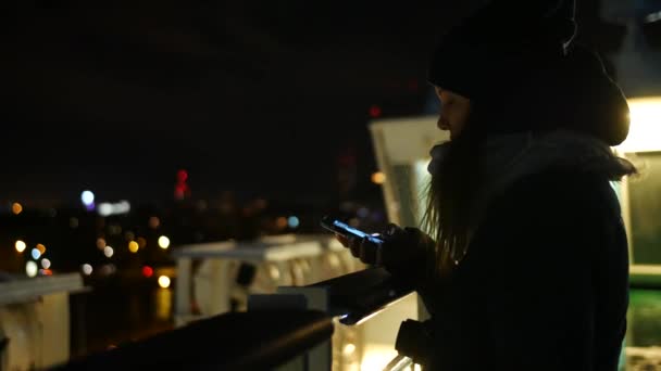 Frau mit Smartphone auf leerem Fährenbrett während Kreuzfahrt, 4k uhd — Stockvideo