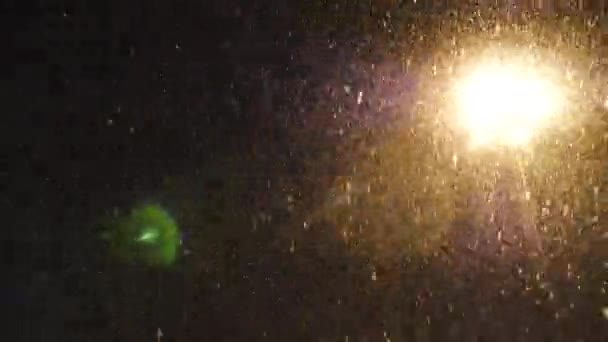 Salju lebat turun di malam hari dengan lampu luar — Stok Video