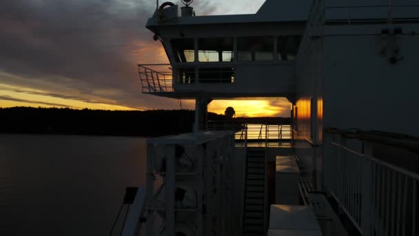 Όμορφη θέα του έντονο ηλιοβασίλεμα από κατάστρωμα του πλοίο στη Βαλτική θάλασσα — Αρχείο Βίντεο