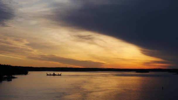 Bateau solitaire au lever du soleil dans la mer Baltique — Video