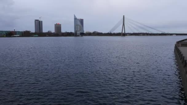 Vista sul fiume Daugava, Riga, Larvia — Video Stock