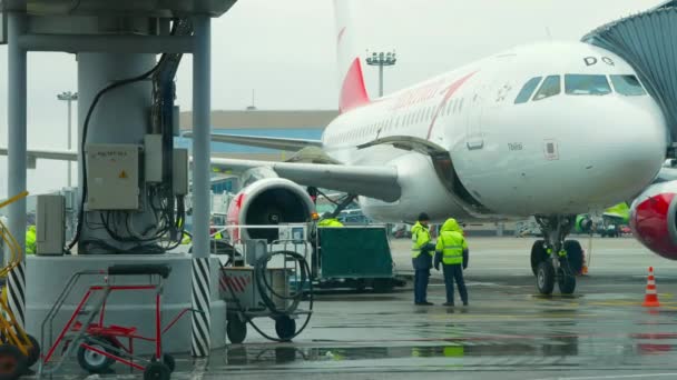 Letiště Staffdiscuss o kontrolu letadla pro výbušné zařízení, bomd — Stock video