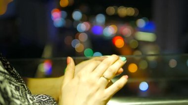 4k - Uhd: renk bokeh artalanları ışıkları ile cep telefonu kullanan kadın