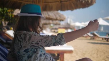 Sahilde selfie fotoğraf çekici bir kadın. El atış