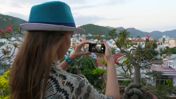 Tourist taking photograph of bonsai and backgorund in asia resort landscape — Stock Video