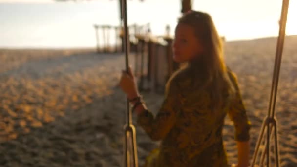 Menina bonita relaxar no balanço na praia — Vídeo de Stock