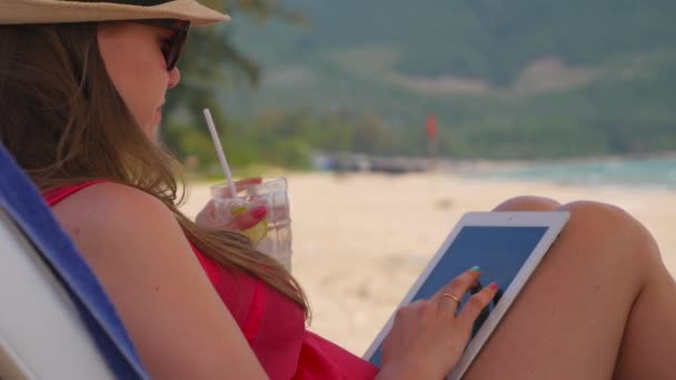 Mujer usando tableta en la playa — Vídeo de stock