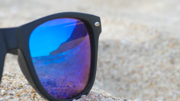 Beach view reflecting in sunglasses — Stock Video