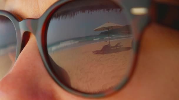 Bela vista da praia de verão refletindo em óculos de sol vestindo por mulher — Vídeo de Stock