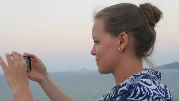 Mujer tomando fotos con teléfono inteligente de alta vista al mar, mar — Vídeos de Stock