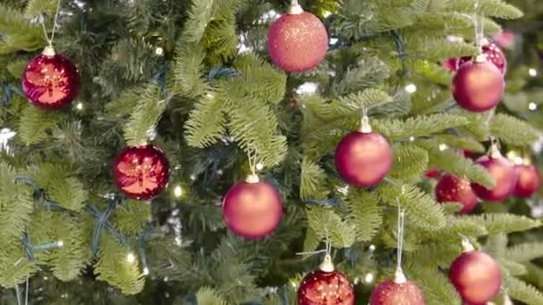 Рождественская елка с шариками — стоковое видео