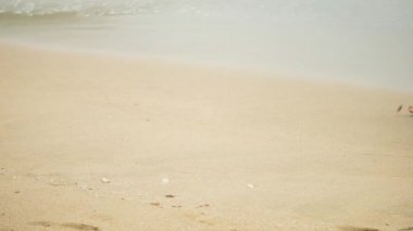 tropikal plaj beyaz kum Footprints bırakarak beyaz genç kız