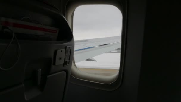 Descolagem. A vista da janela do avião., inverno — Vídeo de Stock