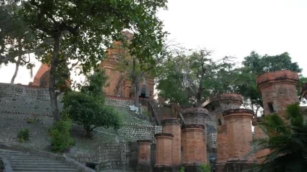 Tegel kolumner på Po Nagar Cham Towers i Nha Trang, Vietnam. Panorering från templet till kolumner. — Stockvideo