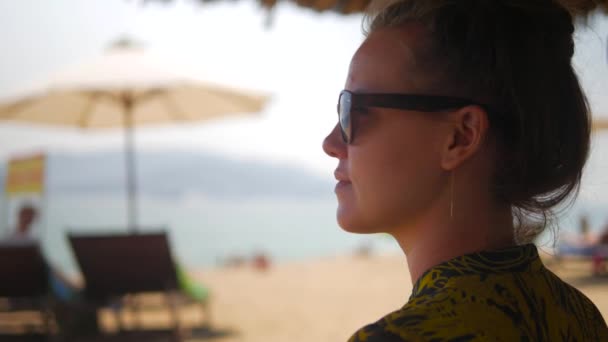 Крупный план расслабленной женщины, смотрящей на пляж. Портрет кавказской дамы . — стоковое видео