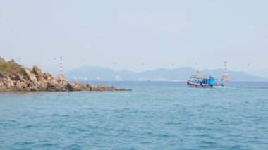 Küçük motorbot Nha Trang Bay, Vietnam. Vinpearl teleferik içinde belgili tanımlık geçmiş. Hareketli bir tekne görüntülemek.