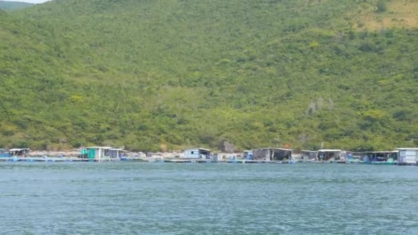 Vila piscatória flutuante, Vietname. Vista de barco em movimento — Vídeo de Stock