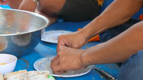 Człowiek, co tradycyjne wietnamskie jedzenie - banh cuon. Wyświetlić zbliżenie ręce. — Wideo stockowe