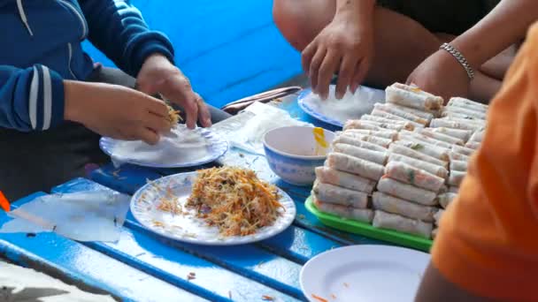 Faire un aliment vietnamien traditionnel - banh cuon. Vue rapprochée des mains . — Video