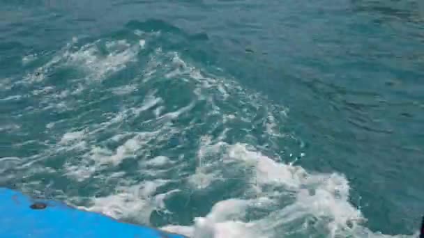 Vista lateral da esteira de um barco espumando água do mar . — Vídeo de Stock