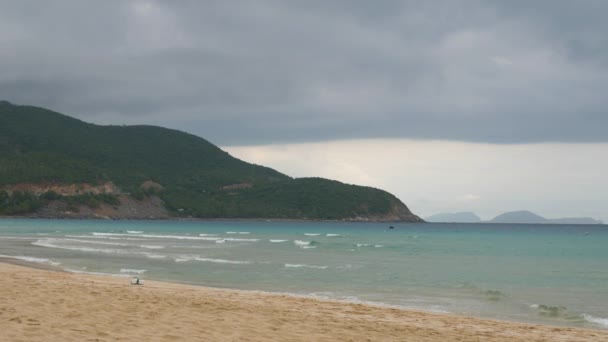 Cielo nublado sobre la orilla del mar vietnamita — Vídeos de Stock