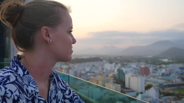 O retrato de uma jovem olhando para a cidade de balkony. Nha Trang, Vietname — Vídeo de Stock