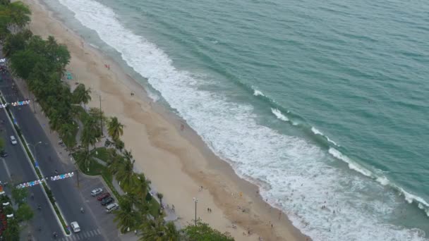 Playa de arena, ondeando mar y carretera de la ciudad. Vista desde arriba — Vídeos de Stock