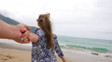 Adam el gülümseme beach okyanus üzerinde tutan kadın tatil turist izleyin yaz yol açar.