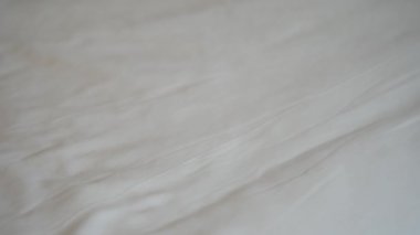 Çekim yatak beyaz levha ile taze temiz havlu koyarak eller yukarı kapatın