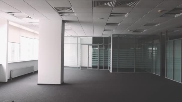 Bureaux vides. steadicam tourné d'une pièce à l'autre, UHD 2160p 4k 