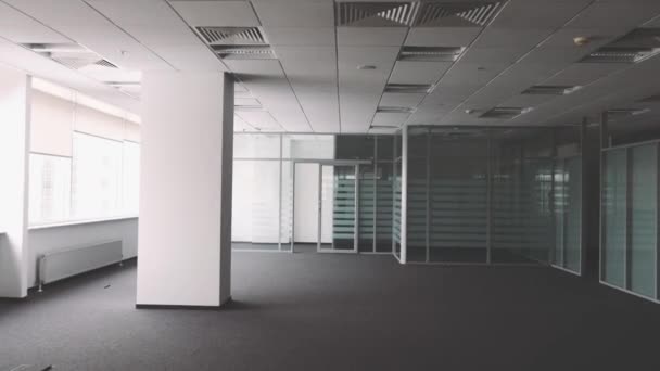 Empty Offices. steadicam shot from one room to another, UHD 2160p 4k — Stock Video