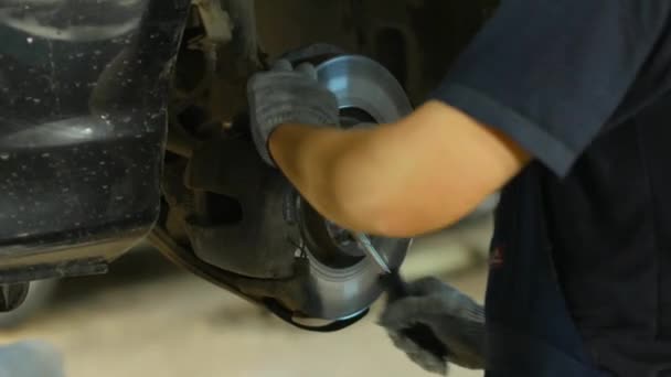 Un mécanicien automobile réparant un bris de véhicule, 4k uhd 2160p 