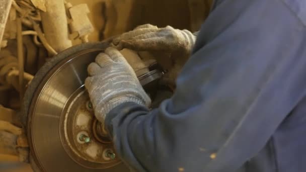 Um mecânico do carro reparando uma ruptura do veículo, 4k uhd 2160p — Vídeo de Stock