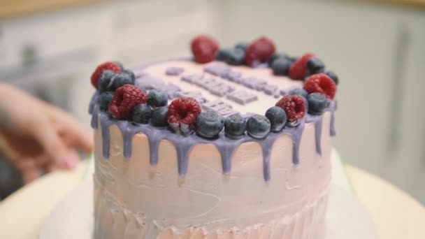 Primer plano de hacer un pastel de cumpleaños, 4k 2160p UHD — Vídeo de stock