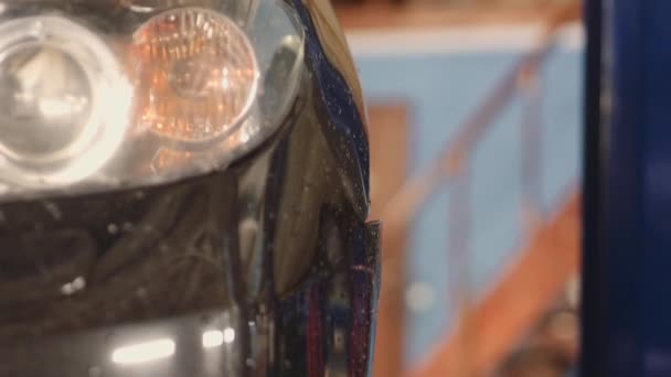 voiture soulever une voiture dans le garage de la station-service, 4k uhd 2160p 