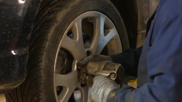 Retrait des roues de voitures dans le centre de service de voiture, 4k uhd 2160p — Video