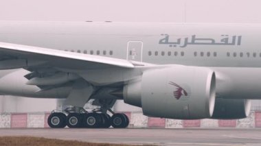 Moskova - 2016-04-01: ihtimal Emirlikleri Boeing 777-300er ticari yolcu uçağı yakın çekim Shot sis, 4 k uhd 2160 p Taksilemek