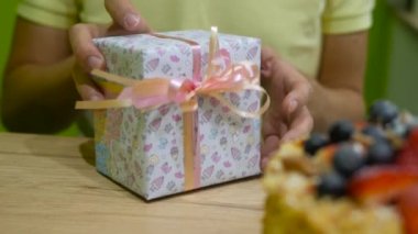 Erkek açık hediye kutusu, 4 k uhd 2160 p eller.