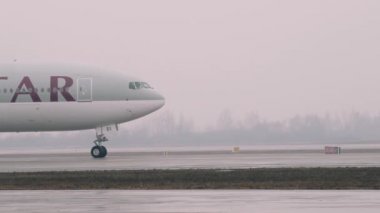 Moskova - 2016-04-01: Emirlikleri Boeing 777-300er ticari yolcu uçağı yakın çekim Shot sis, 4 k uhd 2160 p Taksilemek
