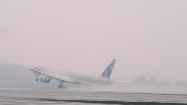 Moskva - 2016-04-01: Emiráty Boeing 777-300er Komerční osobní letadlo Close-up Shot startu v mlze, 4 k uhd 2160p — Stock video