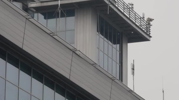 Ufficio spedizioni o controllori nella torre di sorveglianza radar dell'aeroporto — Video Stock