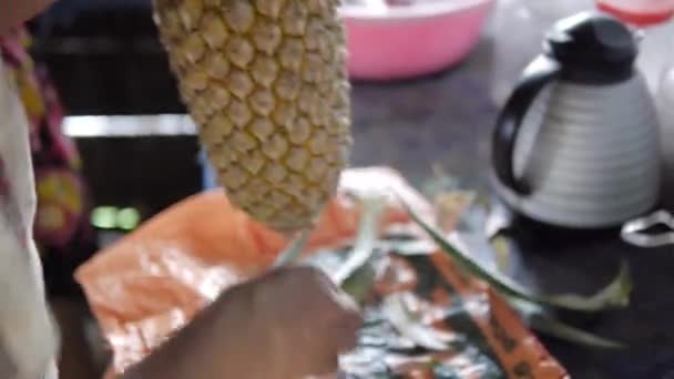 Hoe te knippen een ananas, Street Food in Sri Lanka, hoge framerate — Stockvideo