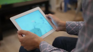 Bir genç adam izle 360 vr içerik tablet ile yakın çekim