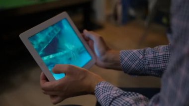 Kafkas elinde tutan ve 360 vr ile ilgilenen tablet video dönüm dostum