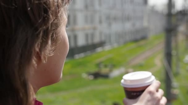 Close up van een Kaukasische vrouw genieten van haar's ochtends koffie buiten — Stockvideo