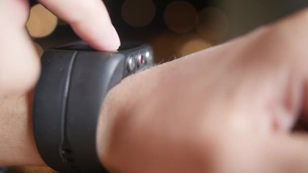 Close up van een mannelijke handen met smart watch — Stockvideo