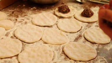 Etli börek hazırlama. Un, hamur ve et
