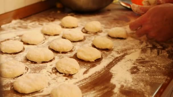 Pečení koláčů v domácí kuchyni. Vyřezávání kruhů ze syrového těsta. — Stock video